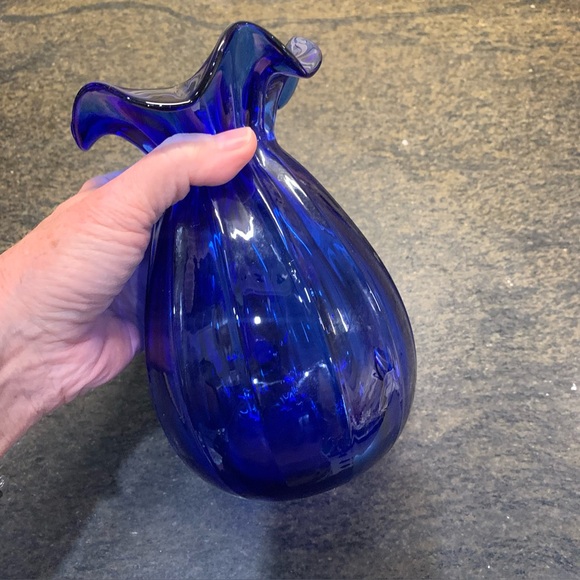 VINTAGE | Blue Glass Ruffle Vase - Picture 3 of 7